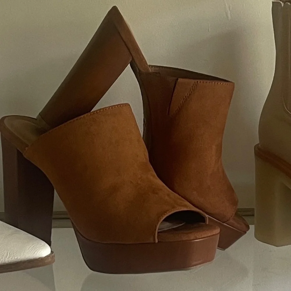 NWT Boutique Dark Camel Platform Heeled Mule - Picture 2 of 2